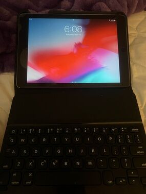 Apple iPad Air 1st generation 16 gb with Black Keyboard Case
